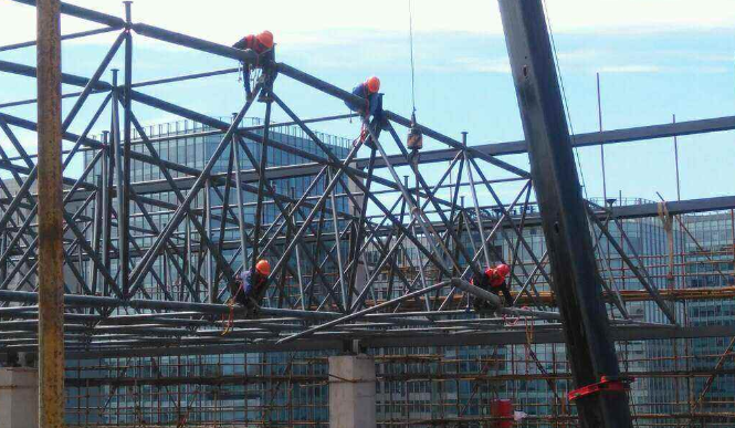 海东论网架装配施工中搭设脚手架应当留神的事故